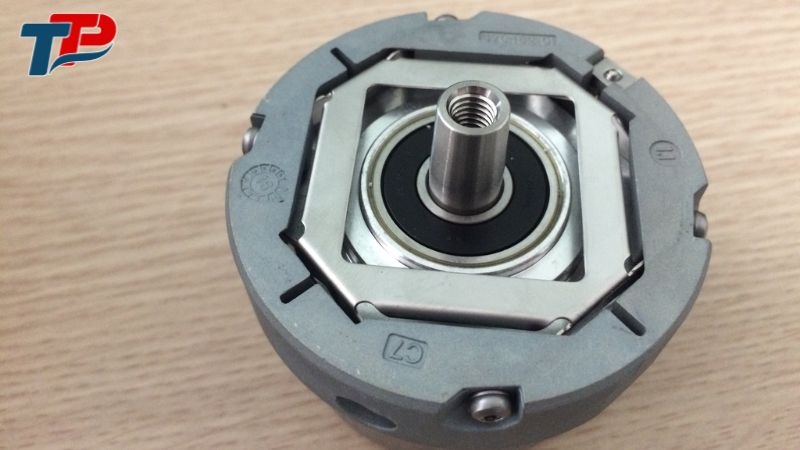 Encoder tạo ra các xung (pulses) khi trục quay