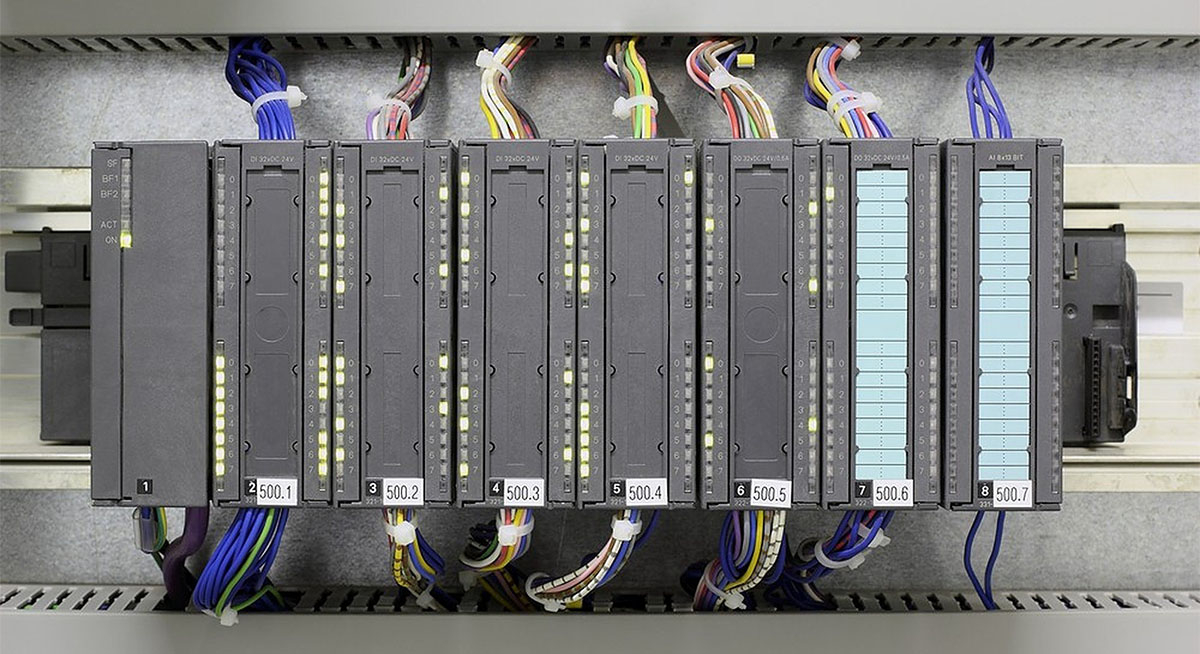 PLC đóng vai trò trung tâm trong các hệ thống tự động hóa công nghiệp