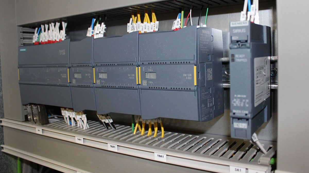 PLC là bộ điều khiển logic có khả năng lập trình