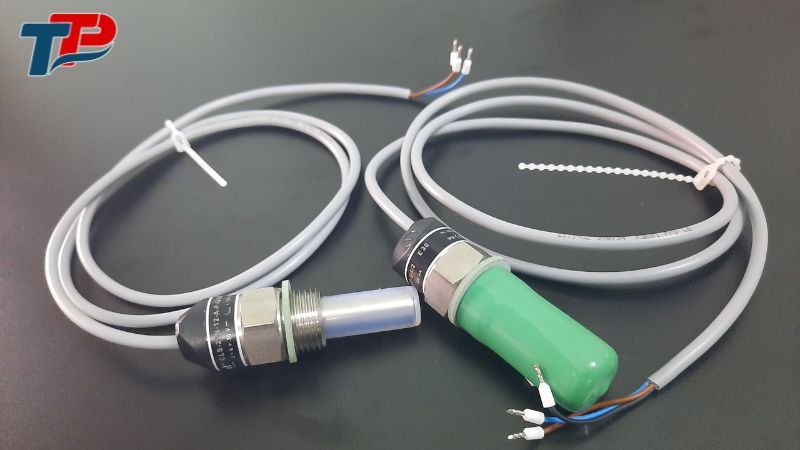 Cảm biến điện dung sử dụng sự thay đổi điện dung để phát hiện sự hiện diện hoặc tính chất của vật thể