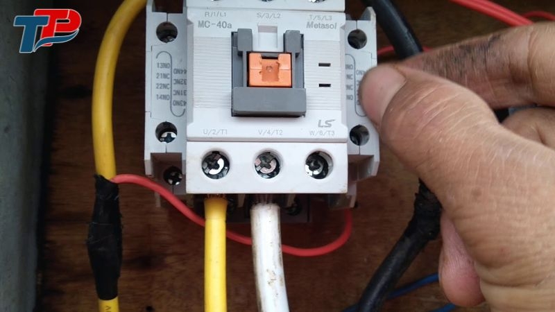 Việc lắp đặt khởi động từ không đúng kỹ thuật cũng có thể là nguyên nhân gây ra tiếng ồn