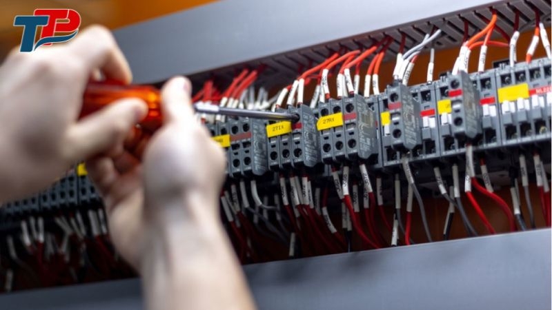 Kiểm tra xem tất cả các đầu nối dây (dây nguồn, dây điều khiển) có được siết chặt không