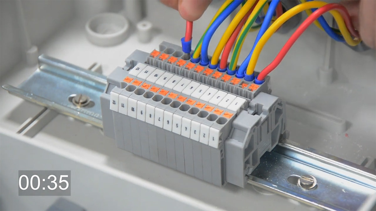 Lắp đặt nhanh chóng với terminal block loại push-in