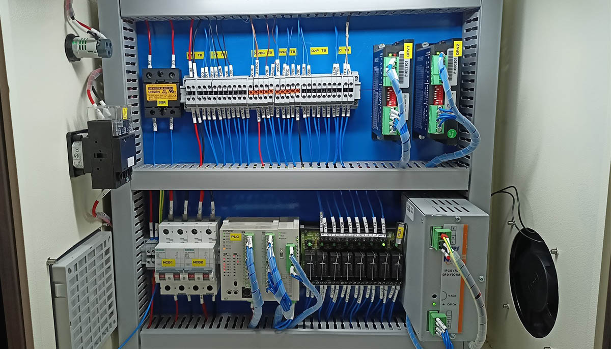 Các thành phần chính trong hệ thống PLC điều khiển động cơ bước