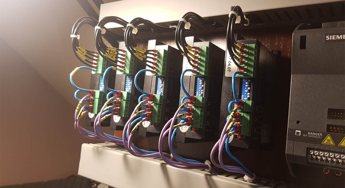 PLC hoạt động ổn định trong môi trường công nghiệp