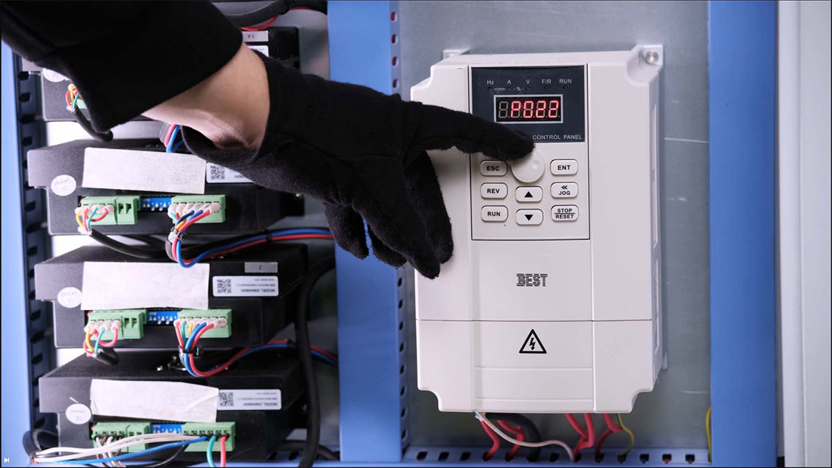 Lựa chọn biến tần cho máy CNC theo thông số động cơ trục chính
