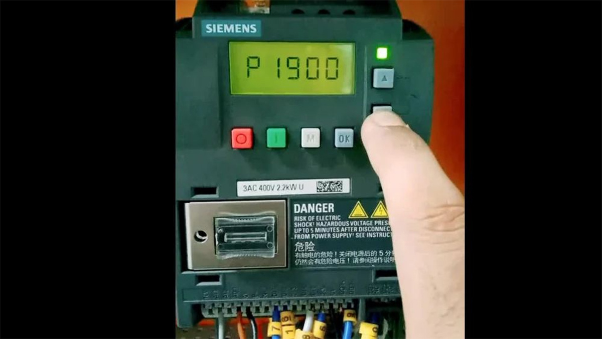 Truy cập thông số P1900 để nhận dạng động cơ