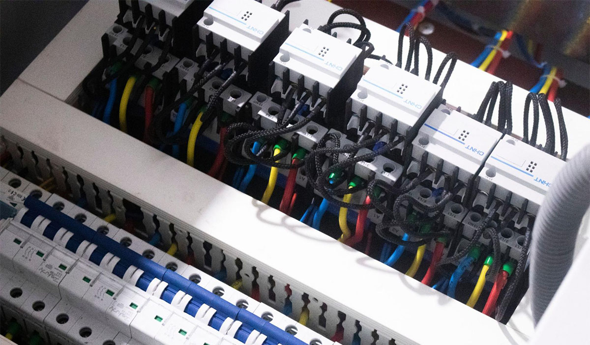 Ứng dụng của contactor trong tủ điện điều khiển động cơ