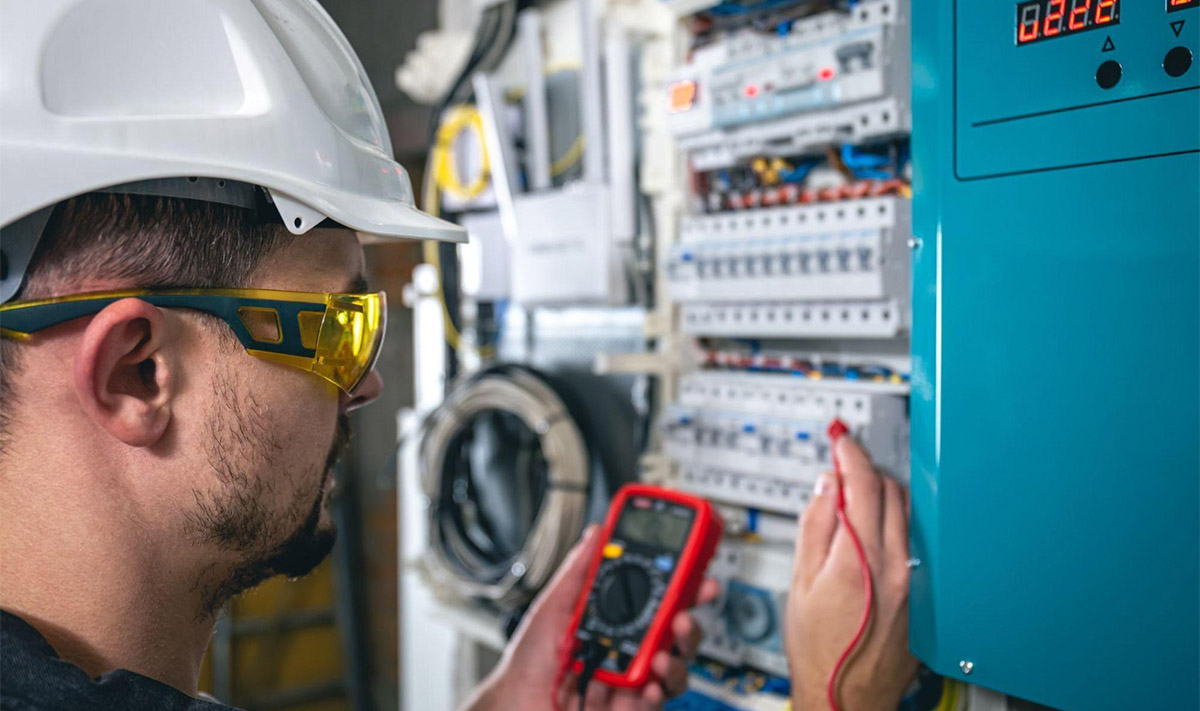 Ứng dụng của aptomat chống giật trong hệ thống điều khiển công nghiệp