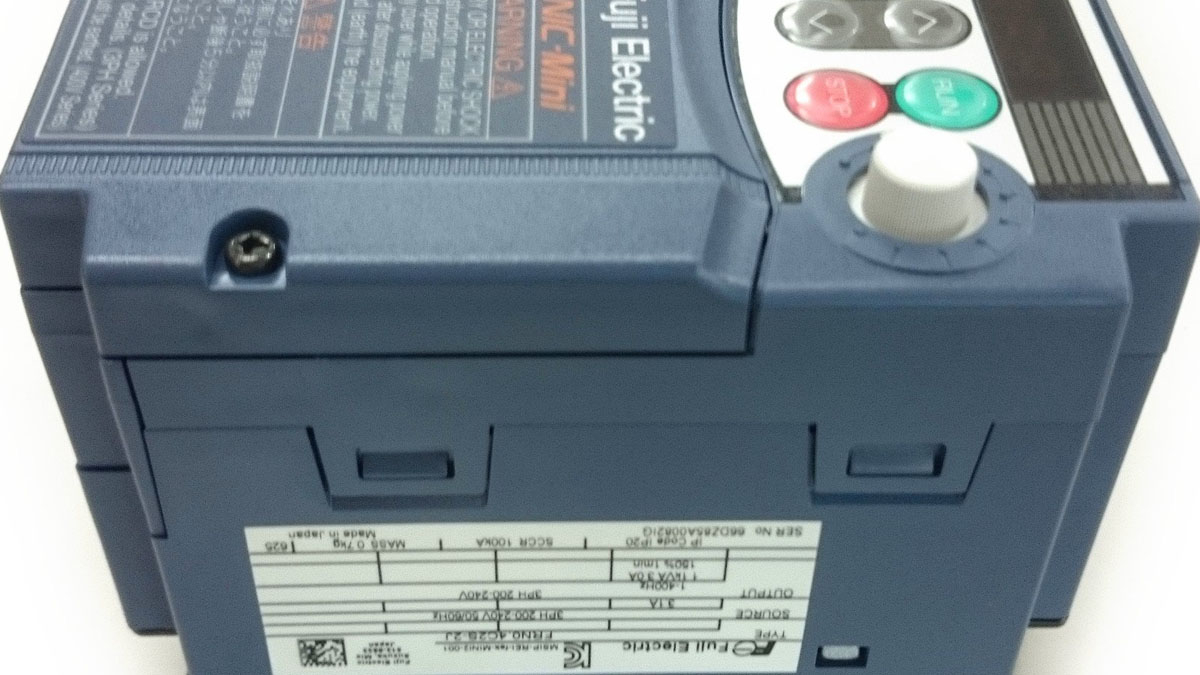 cac-thong-so-chinh-cua-tung-ma-bien-tan-fuji-mini-duoc-ghi-tren-canh-suon-thiet-bi Các thông số chính của từng mã biến tần Fuji Mini được ghi trên cạnh sườn thiết bị