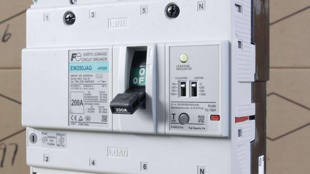 ELCB là viết tắt của cụm từ "Earth Leakage Circuit Breaker"