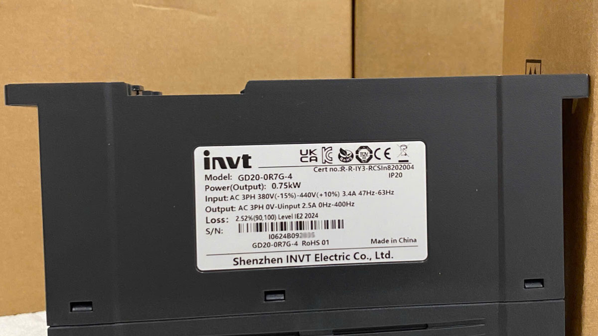 Kiểm tra thông số chính của biến tần INVT trên nhãn dán bên sườn