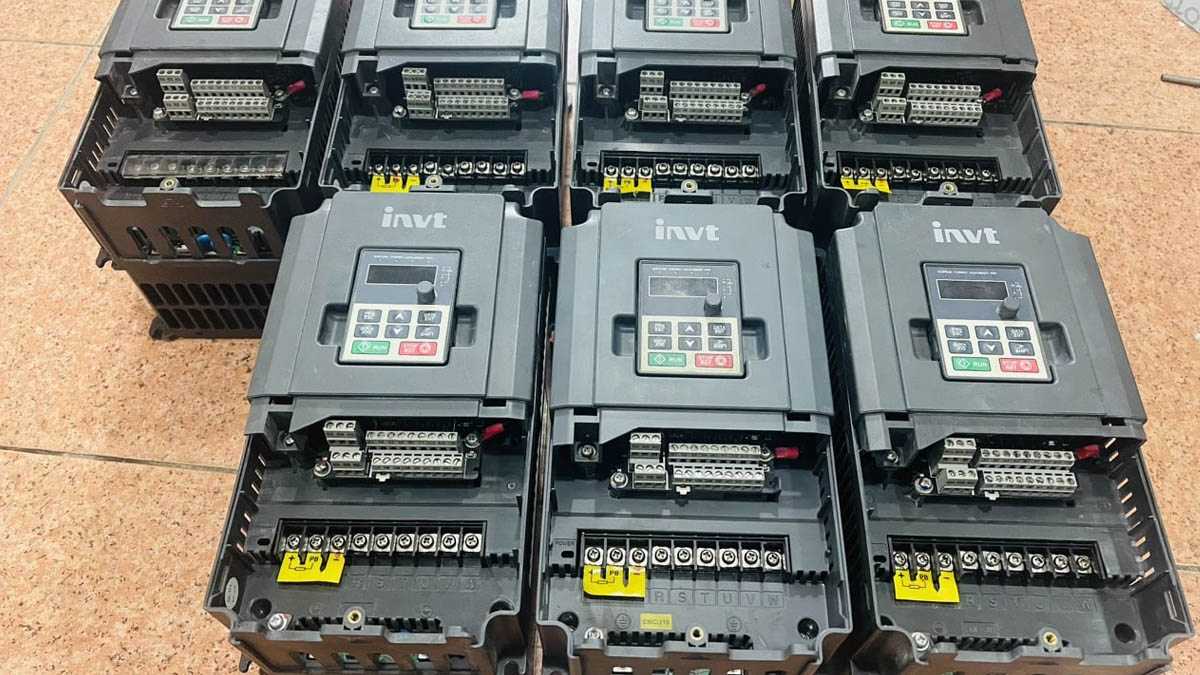 Tháo mặt trước của biến tần INVT để thấy vị trí các chân đấu dây
