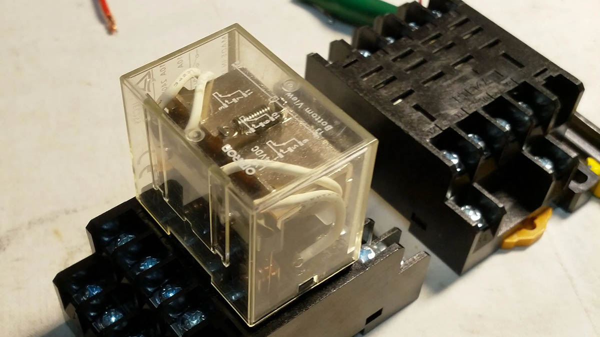 ro-le-trung-gian-14-chan-voi-de-cam Rơ le trung gian 14 chân với đế cắm