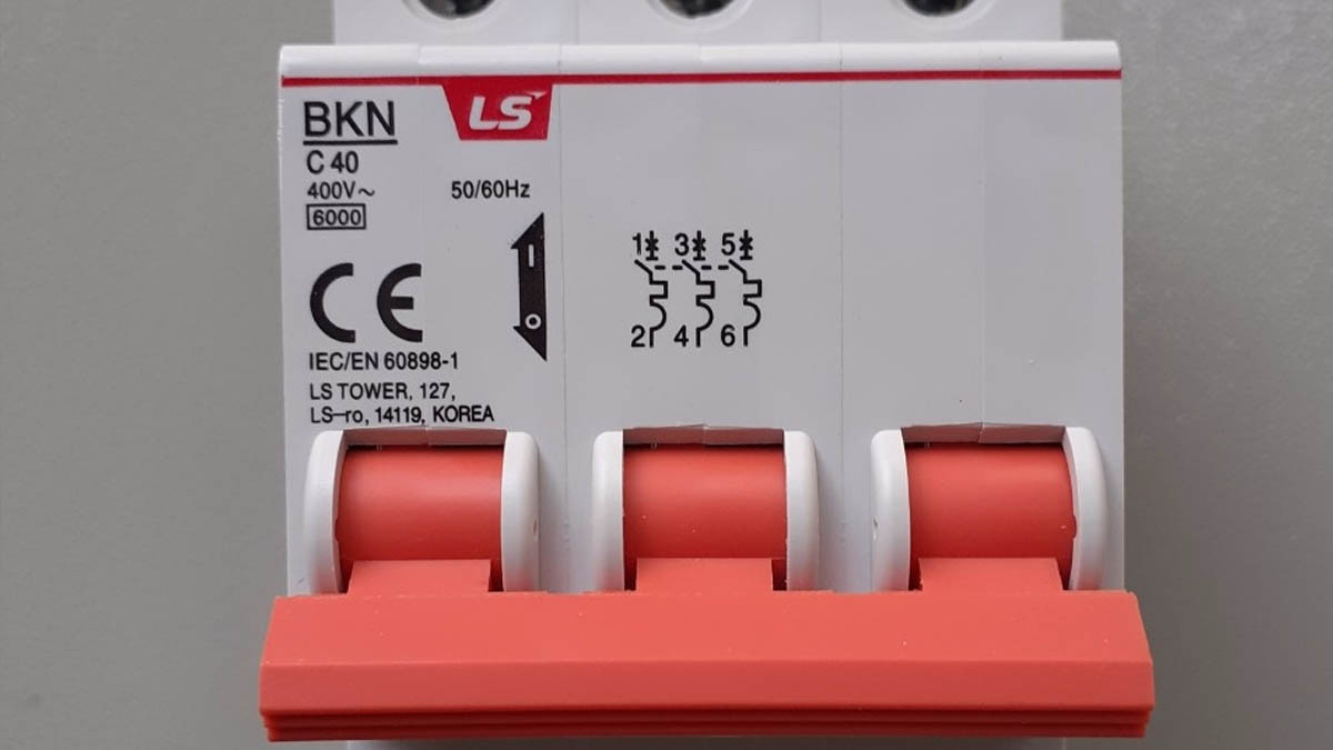 thiet-bi-dong-cat-aptomat-40a-3p-bkn-c40-ls Thiết bị đóng cắt Aptomat 40A 3P BKN C40 LS